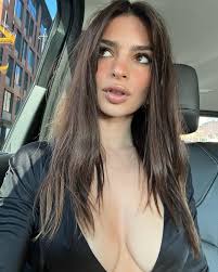 Emily Ratajkowski: Fashion Icon and Activist Making Waves