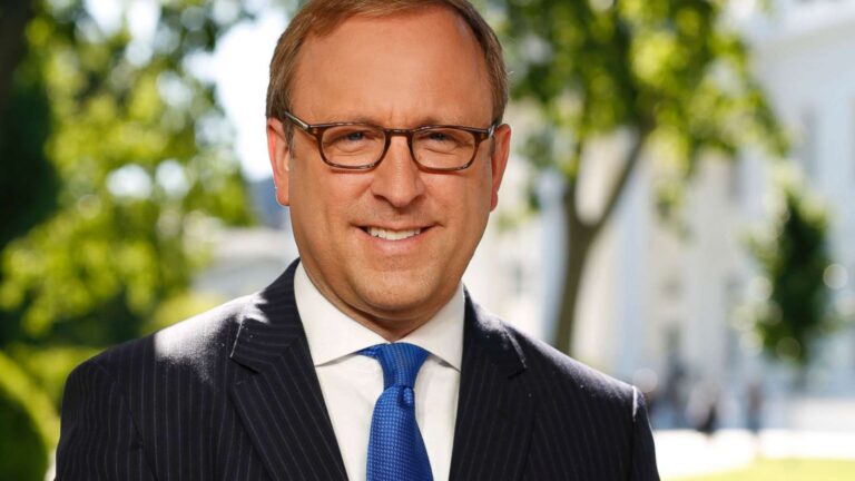 Jonathan Karl: A Voice in Political Journalism