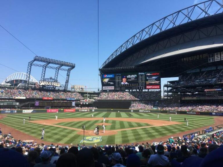 Seattle vs Toronto: A Comparative Analysis of Two Major North American Cities
