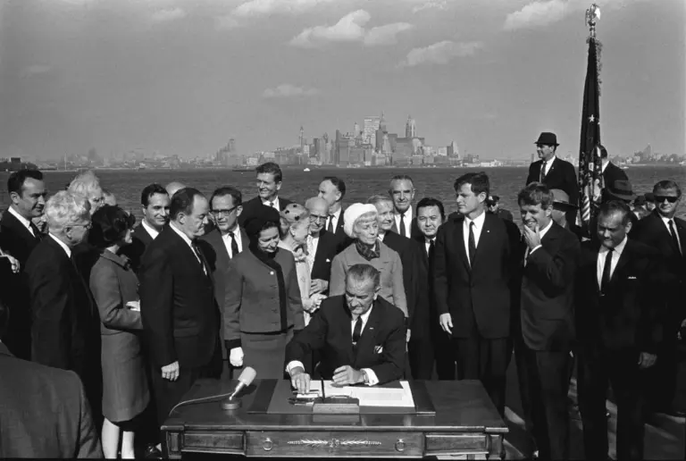 14th amendment: The : A Crucial Legal Battle Over Birthright Citizenship