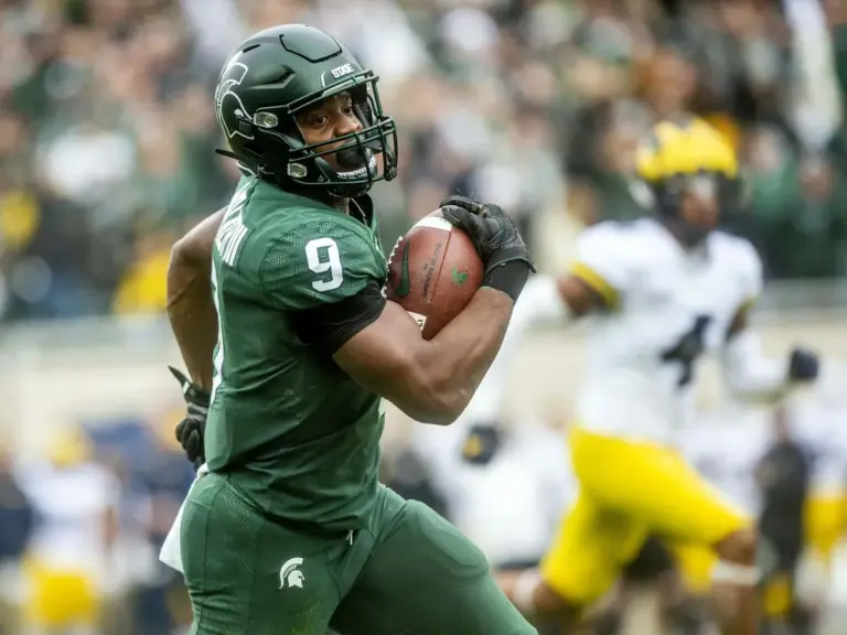 Kenneth walker signs with Kansas City Chiefs