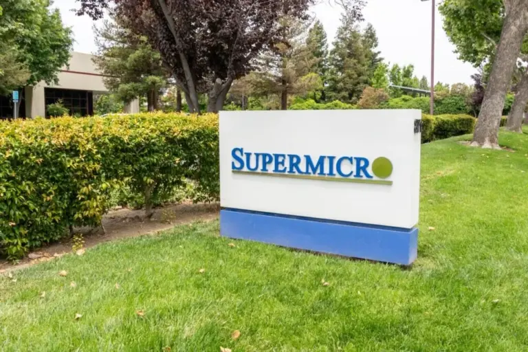 SMCI Stock Faces Turbulence Amid DOJ Charges