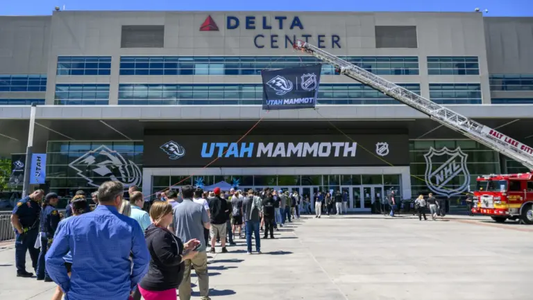 Mammoth hockey: Pavel Dorofeyev’s Last-Minute Goal in Playoff Match