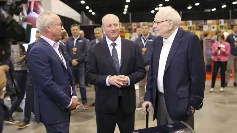 Berkshire Hathaway Faces Leadership Shift as Warren Buffett Steps Back