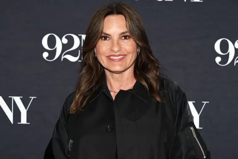 Mariska hargitay debuts new bob haircut for broadway role