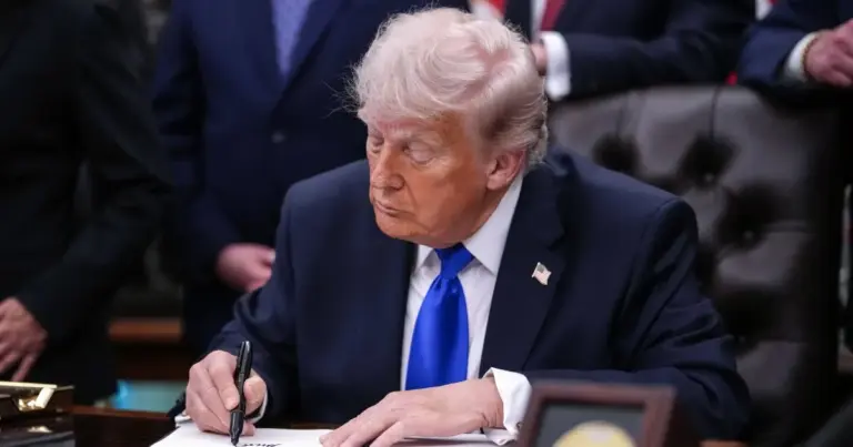 Trump signs executive order expanding workers access to retirement plans